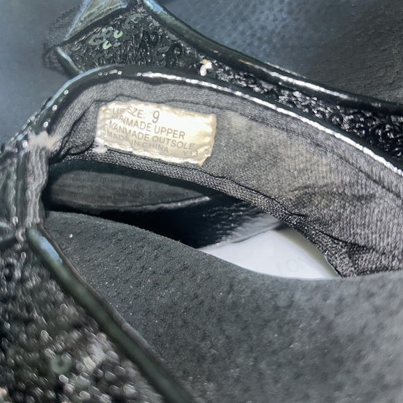 Volatile wedge flip flops in a size 9 black. - Picture 5 of 5